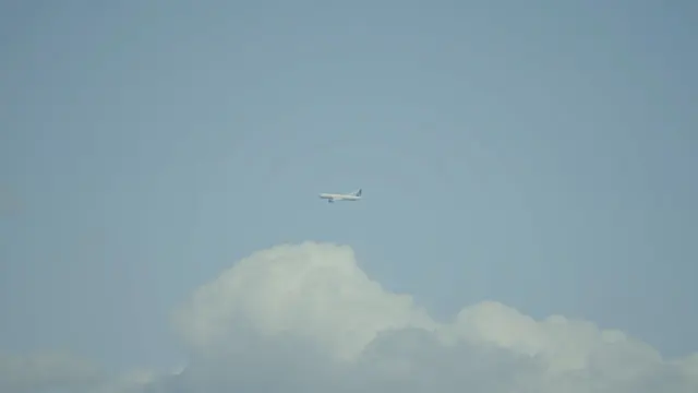 United 777 Passenger Jet Soaring Over Marina Green, San Francisco