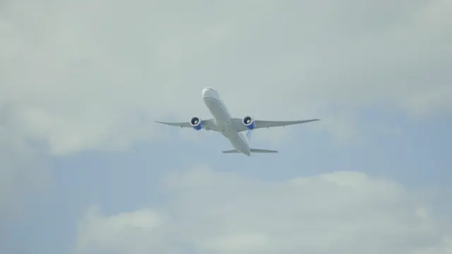 United 777 Ascent Over San Francisco's Marina Green